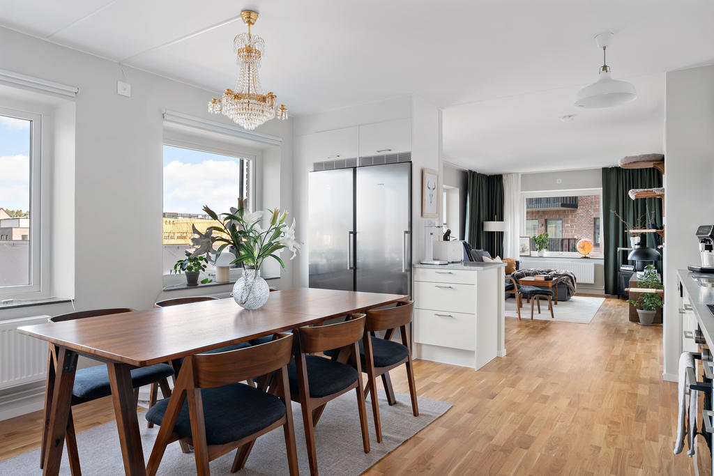 Trevlig matplats framför fönstren. Plats för både familj och vänner