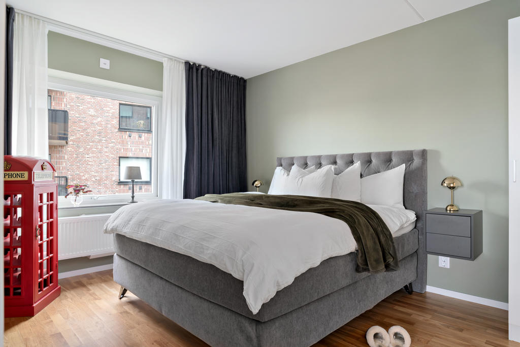 Master bedroom har plats för dubbelsäng. Garderob för klädförvaring samt...