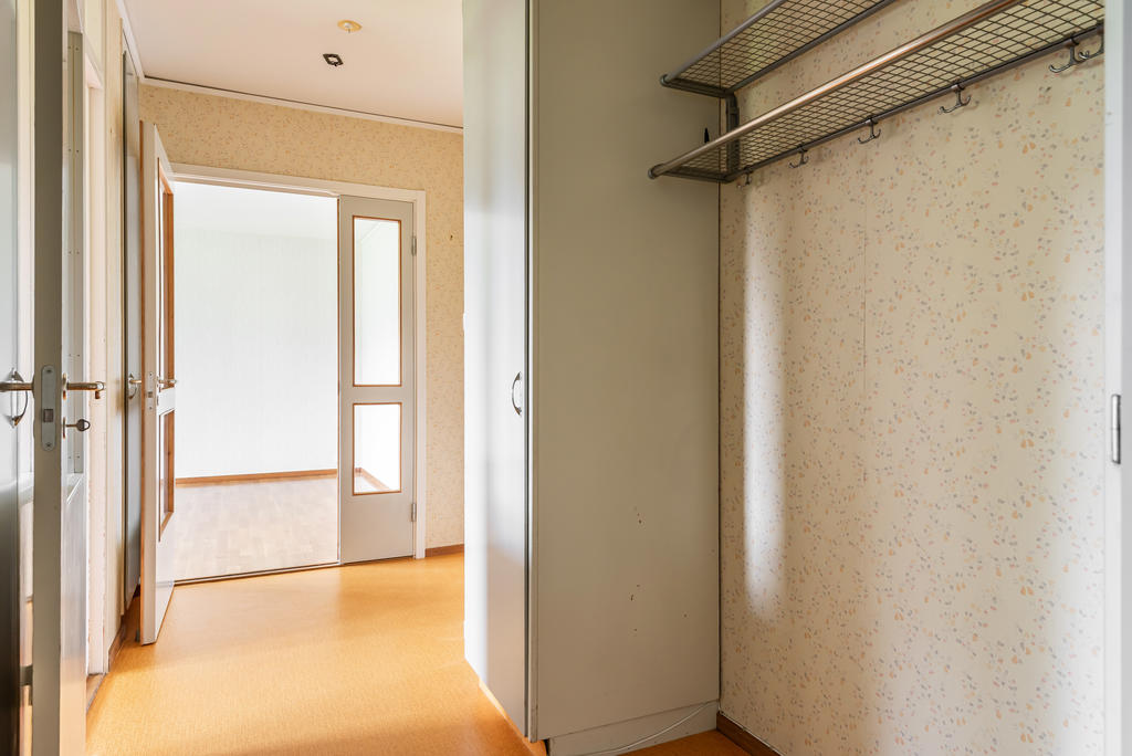 Entréhallen har garderob och hatthylla