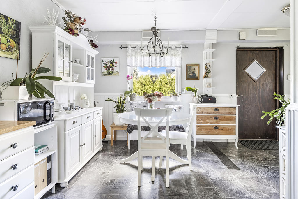 Öppen planlösning mellan hall och kök