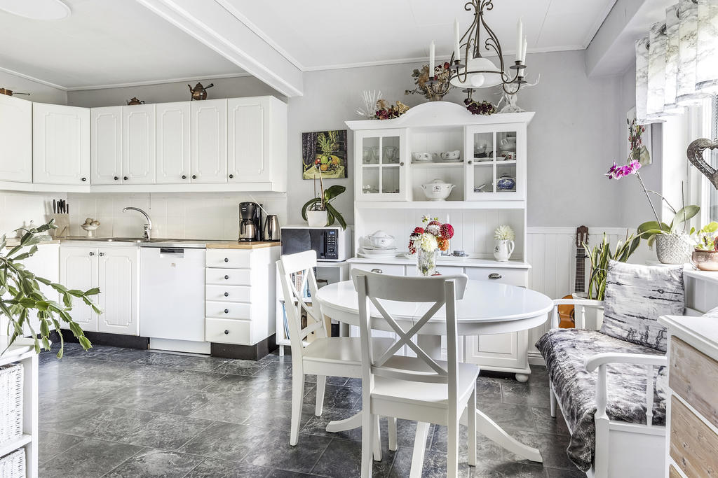 Kök med plats för matbord
