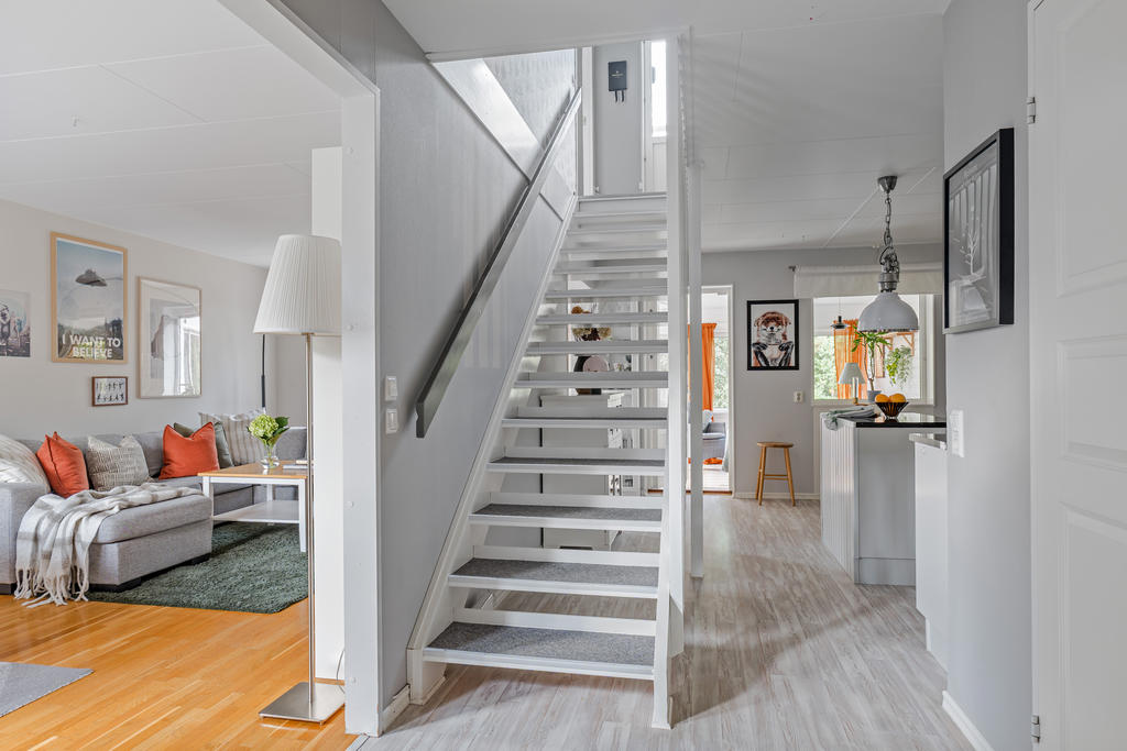 Entréhallen med skönt öppen planlösning mot kök och vardagsrum
