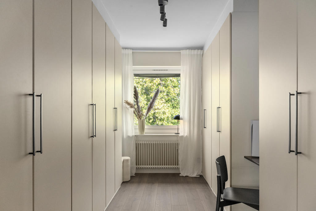Sovrum 2 används idag som walk in closet och hemma kontor men kan enkelt omvandlas till sovrum igen