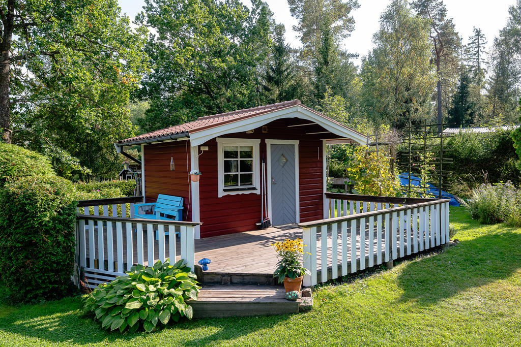 Gäststuga med altan