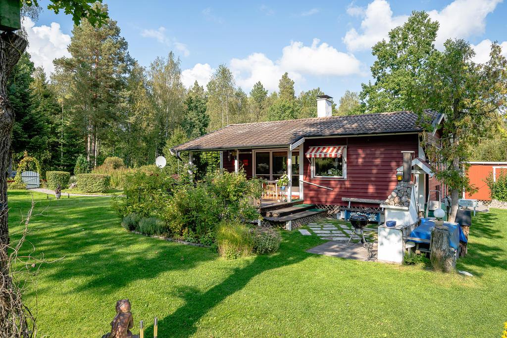 Fint hus på tomt som fått mycket kärlek!