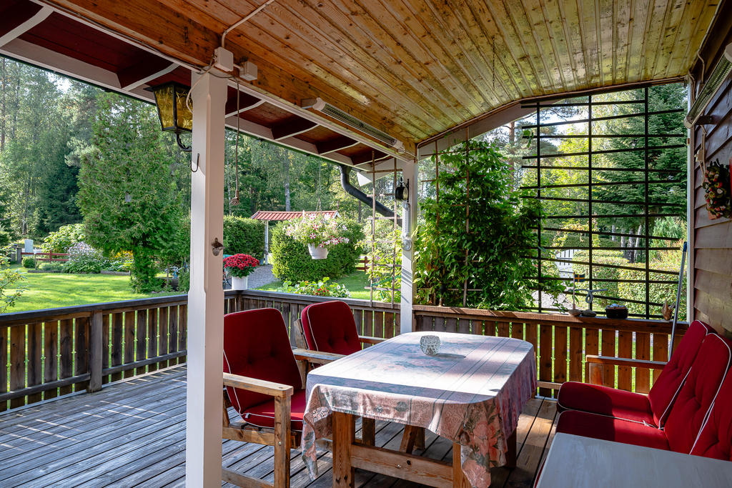 Uteplats under tak - generöst trädäck och infravärme