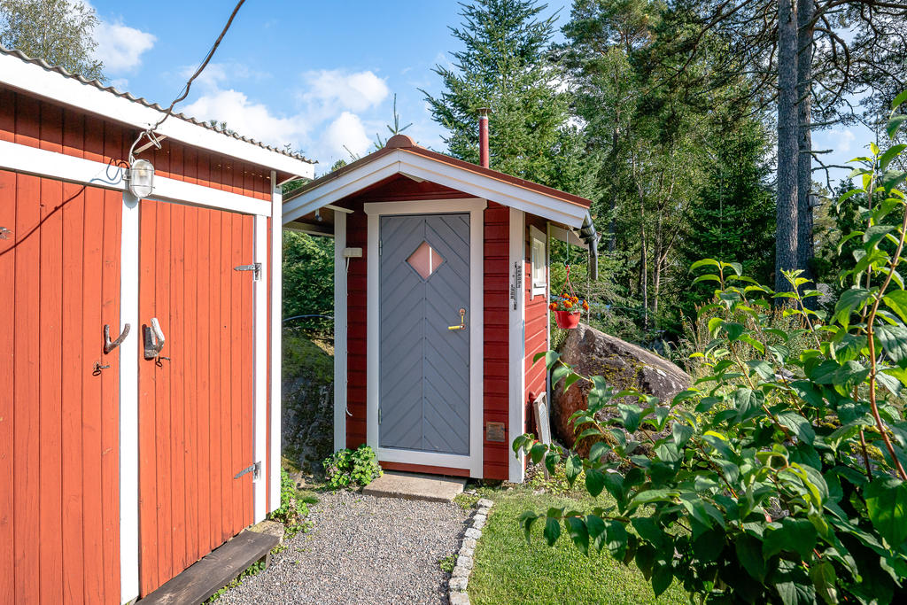 Förråd och dass (Isak-separett)