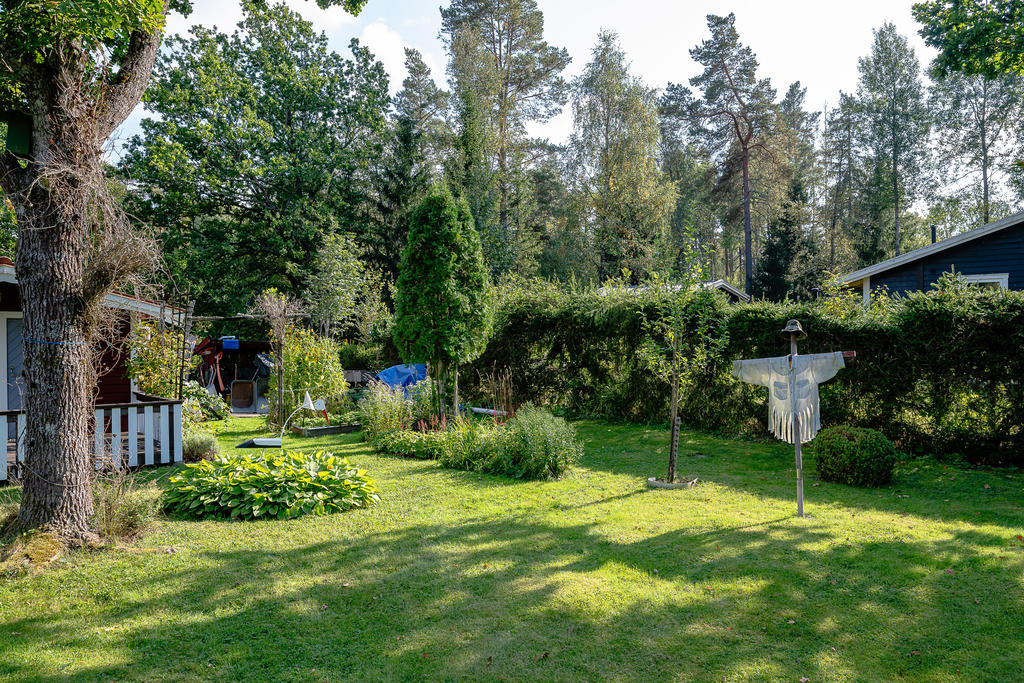 Del av den välskötta tomten