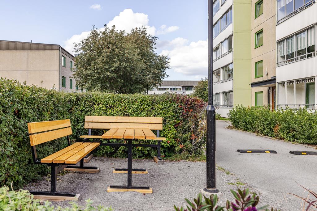 Sittplatser utanför porten