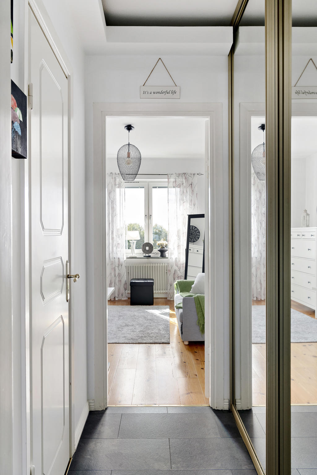 Hall mot ett av sovrummen. Både klädkammare och skjutdörrsgarderober.