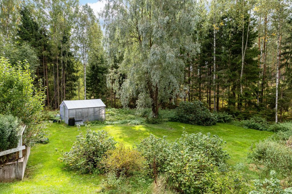 Härlig tomt mot skogen
