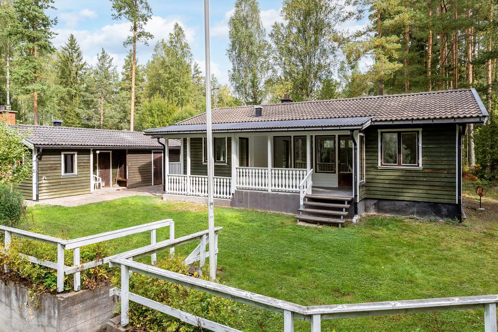 Vy mot huset och garaget