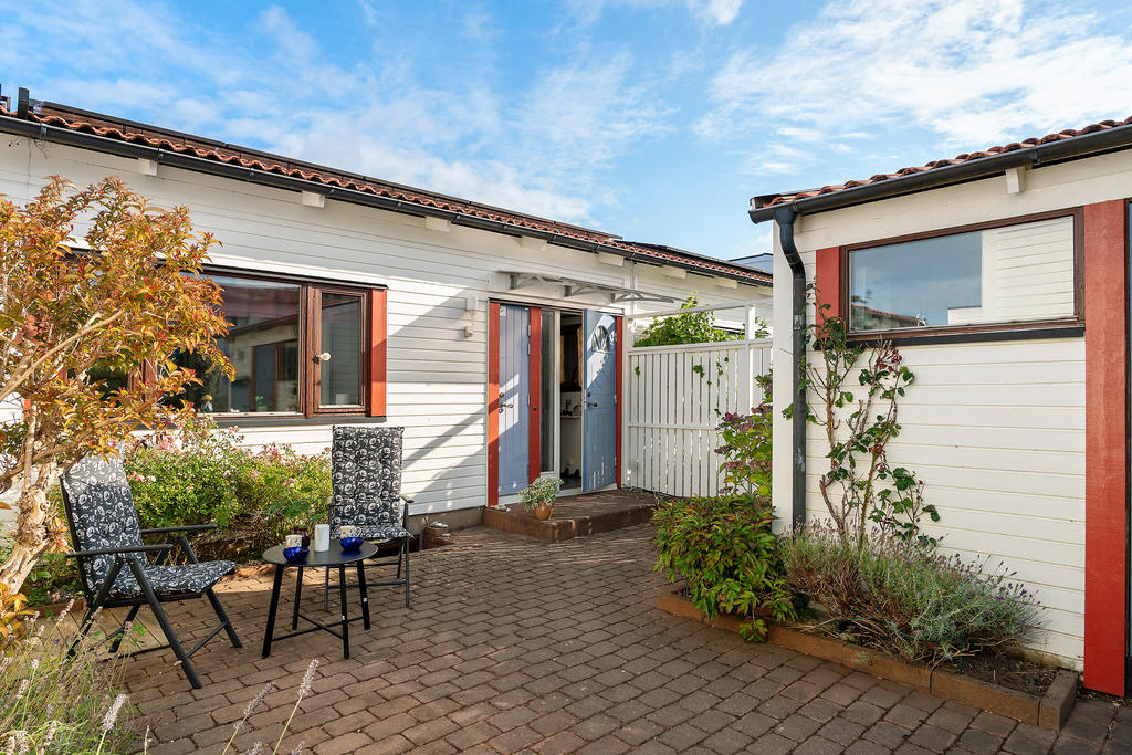 Härlig liten egen innergård vid entrén. Bra plats för en sittgrupp.