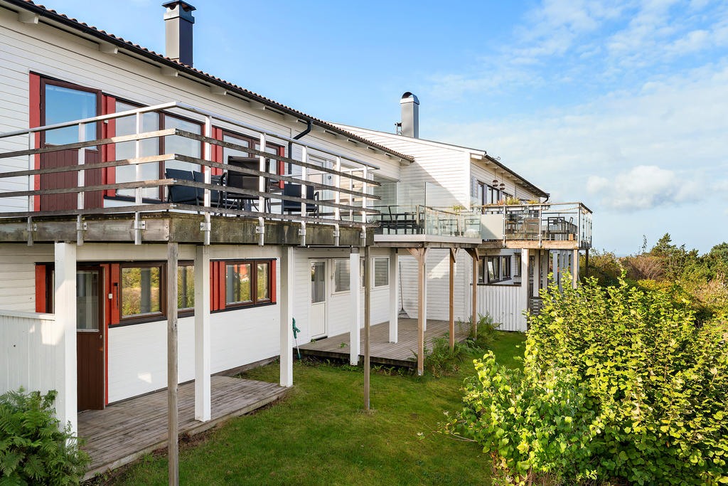 Härlig balkong vid husets baksida. Finns även en liten altan som går att göras större samt en liten gräsmatta.