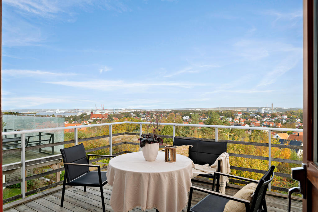 Här kan man njuta på balkongen och titta på båtarna som glider in i hamninloppet.