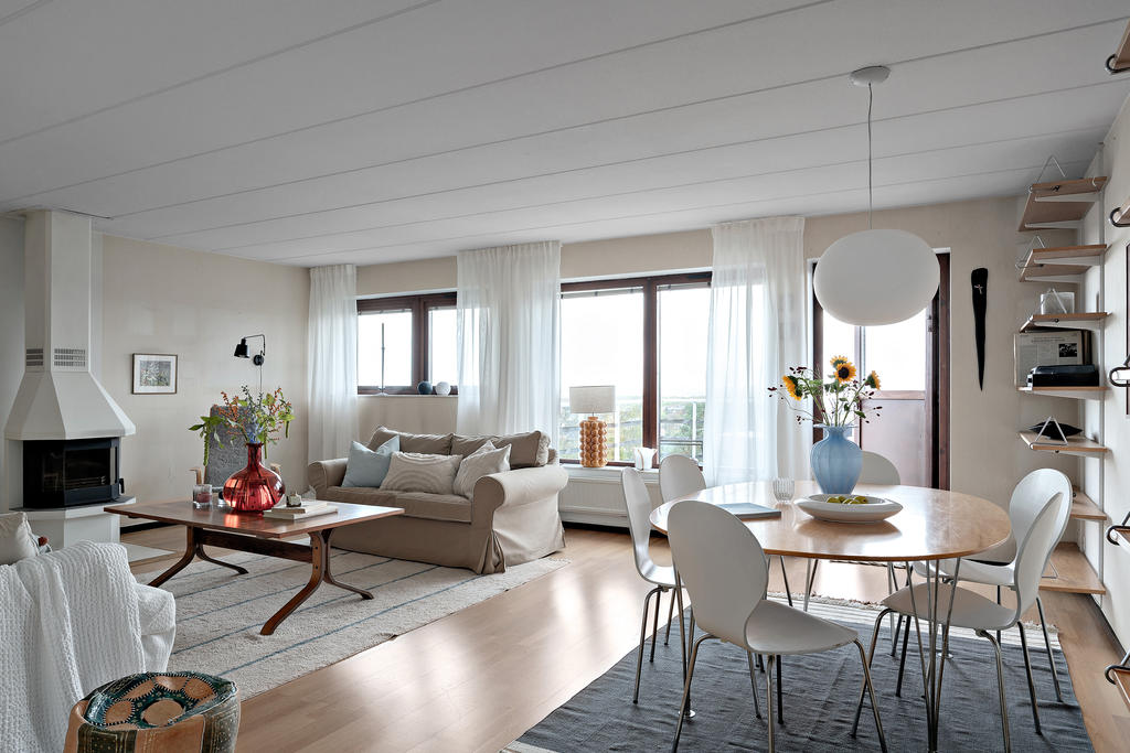 Stort vardagsrum med utgång till balkongen.