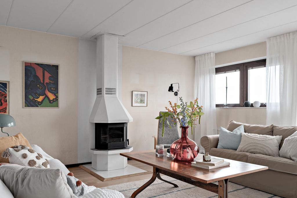 Här finns plats för soffa famför den sprakande braskaminen samt.........