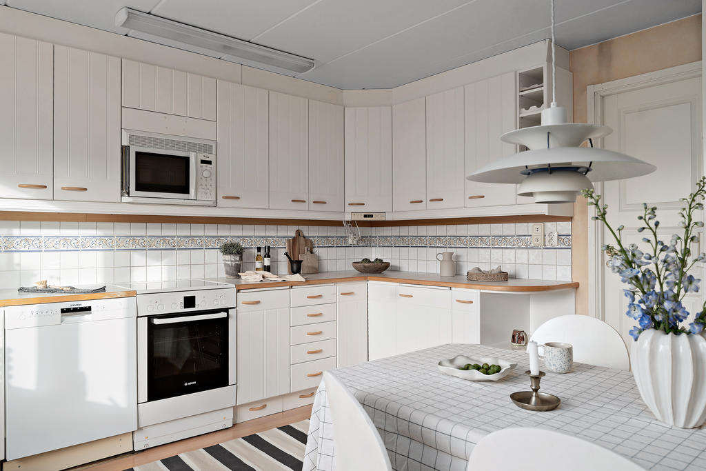 Ljust trevligt kök med matplats.