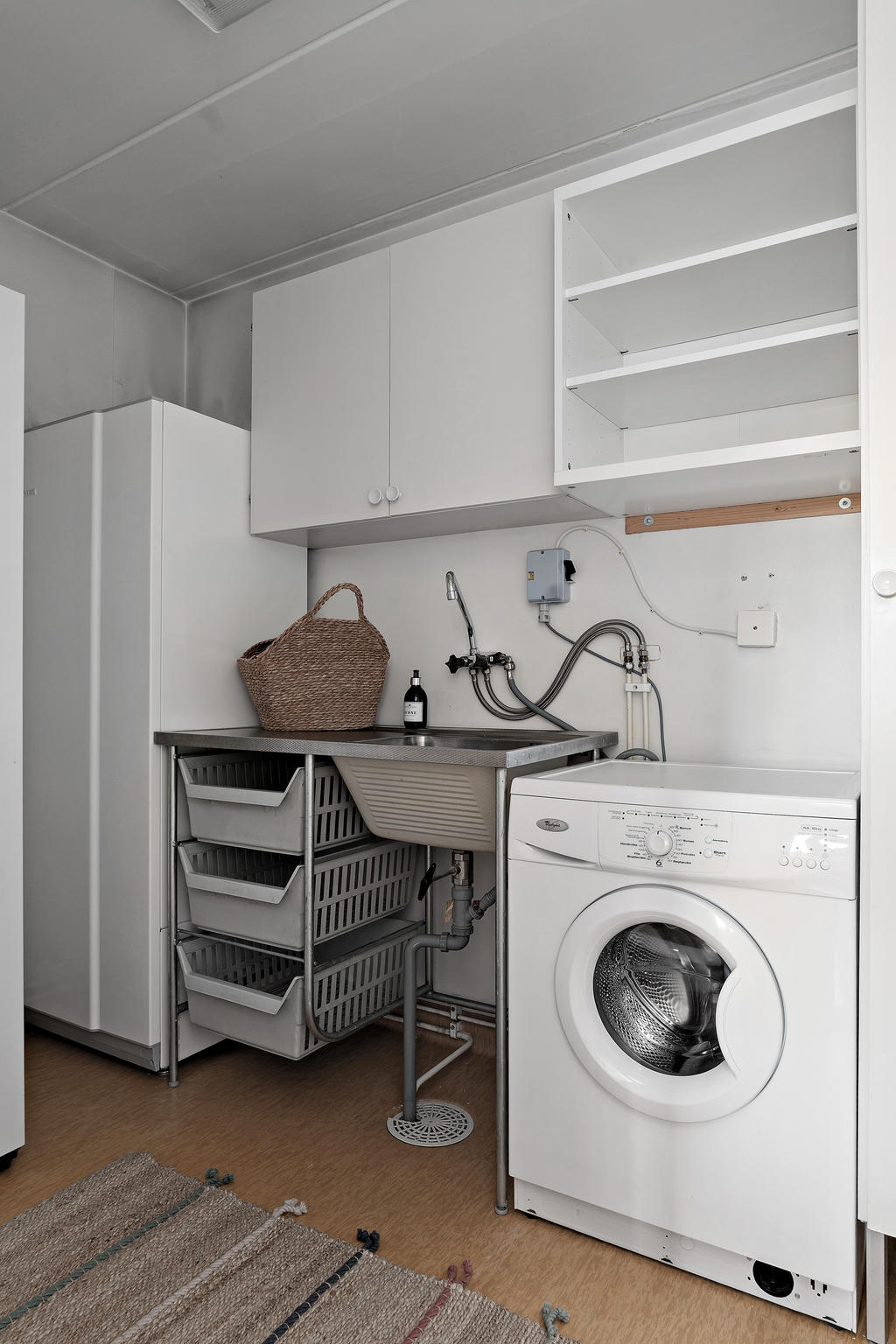 Tvättstuga med direktaccess till köket. Här finns tvättmaskin och frys.