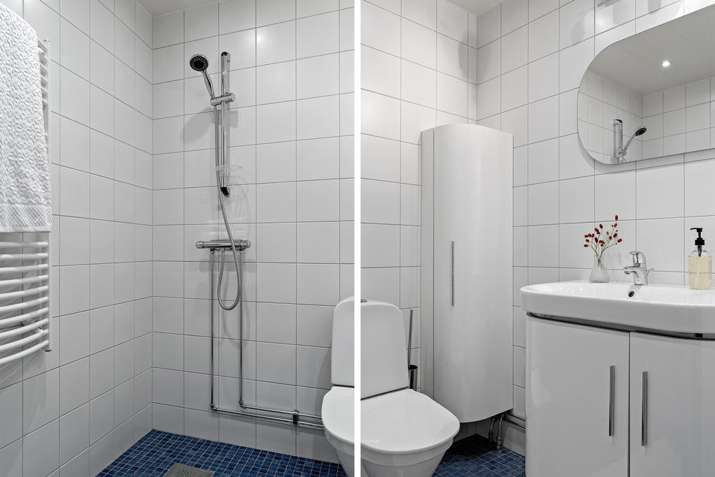 Badrum med dusch på övre plan.