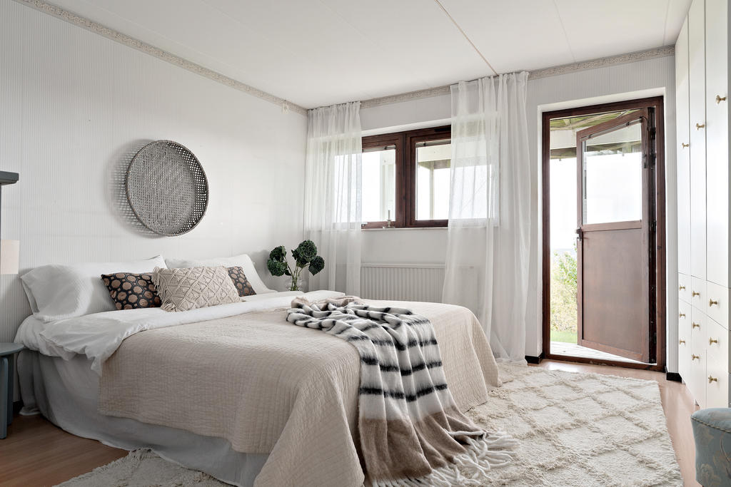 Alla tre sovrummen finns praktiskt samlade på nedre plan. Här även utgång till altanen vid husets baksida.