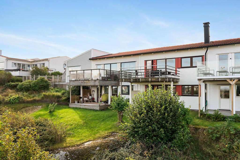 Välkommen till detta trevliga radhus på Berglärkan 10!