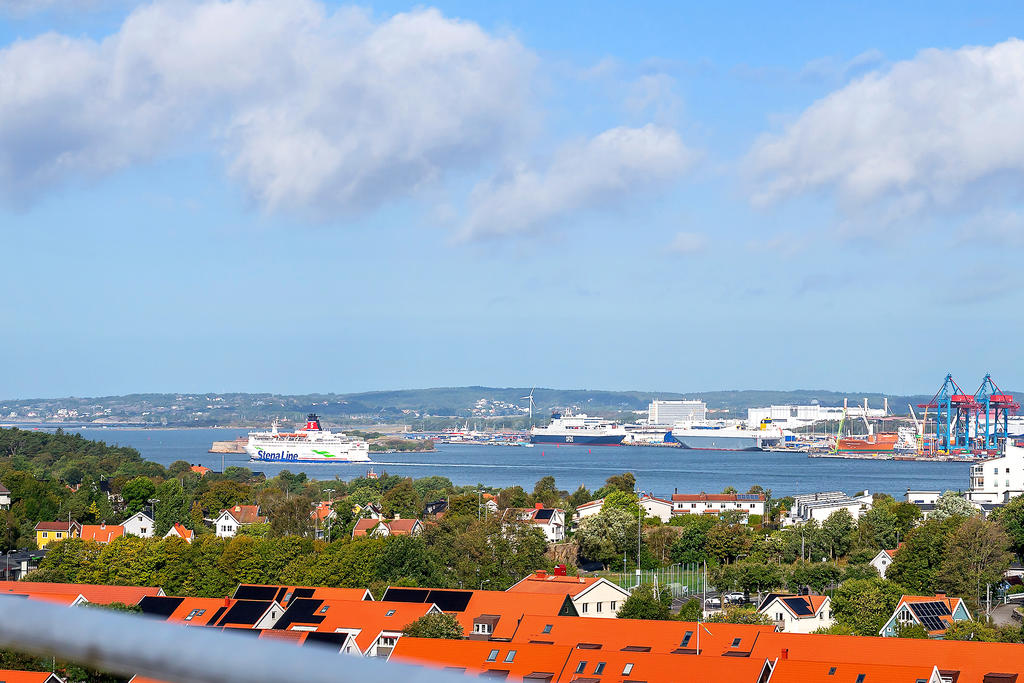 Från Berglärkan 10 har man
hänförande utsikt mot Göteborgs hamninlopp.