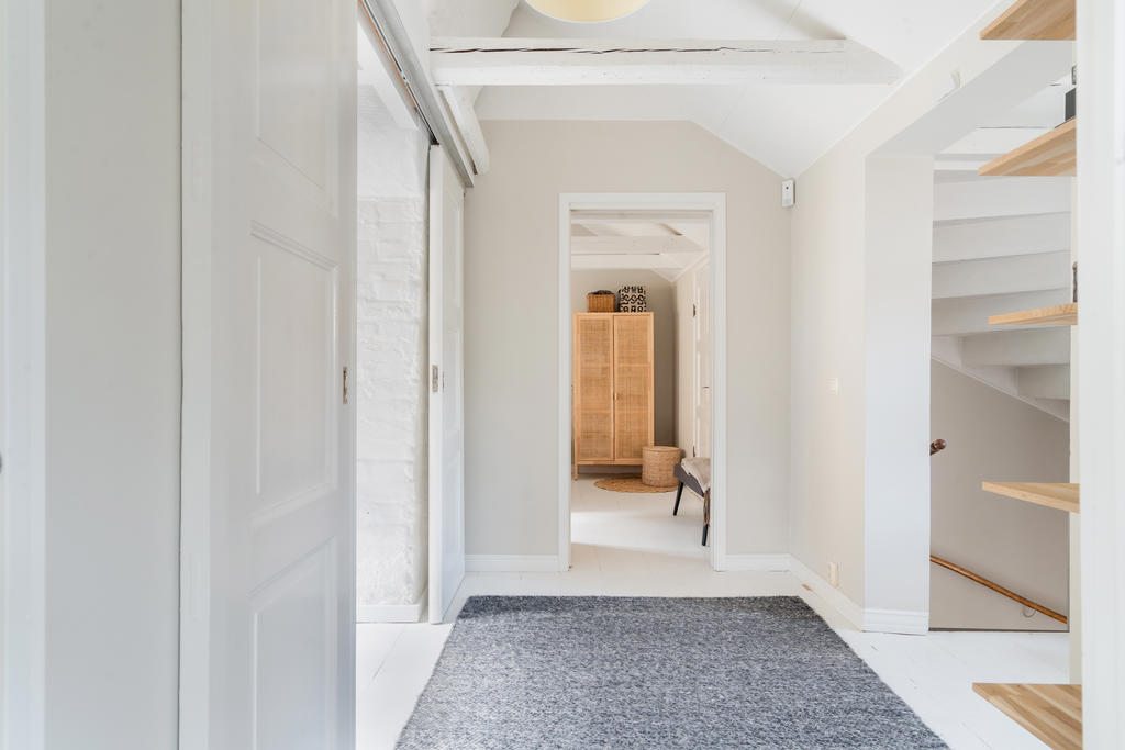 Hallen mellan sovrummen på övervåningen. Generös takhöjd även här