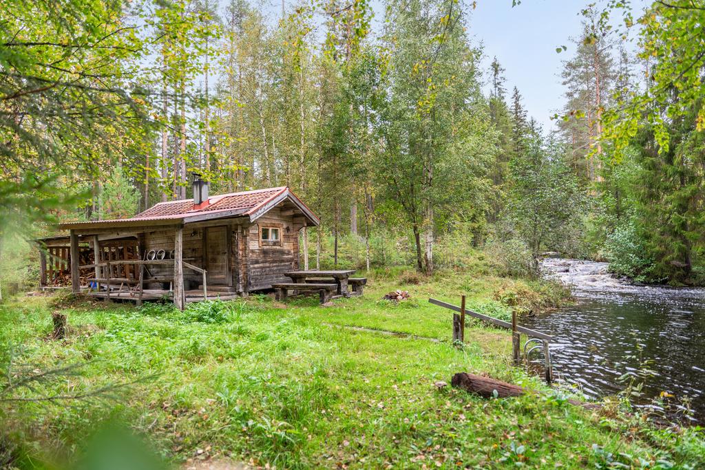 Gemensam bastu nere vid ån 