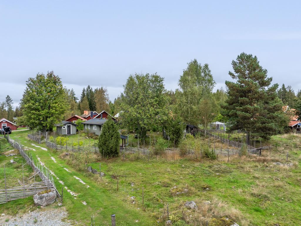 Fastigheten omgärdas av gärdesgård