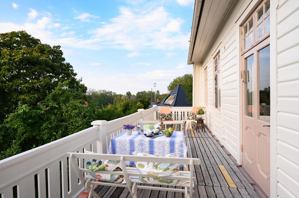 Bostadens stora balkong på övre plan med eftermiddags och kvällssol