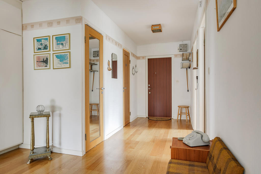 Hall med ingång till sovrum, badrum och walkin closet