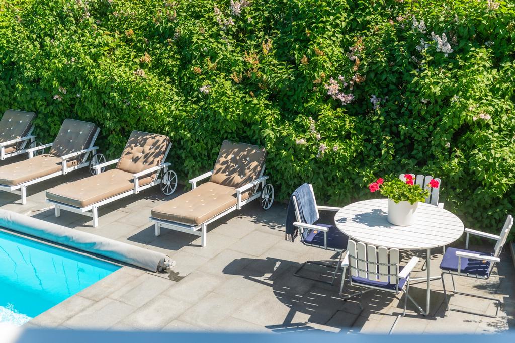 Gott om plats för solstolar intill rymlig pool om 32 kvm2