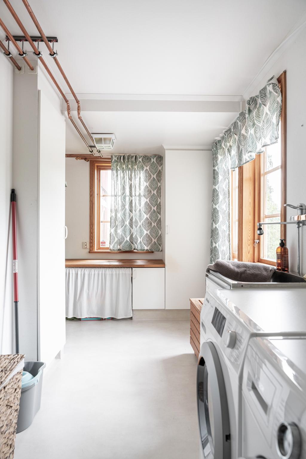 Tvättstuga med utgång till trädgården