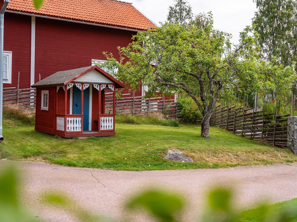 Lekstugan har snickarglädje likt farstun på bostadshuset och passar perfekt in i gårdsmiljön.