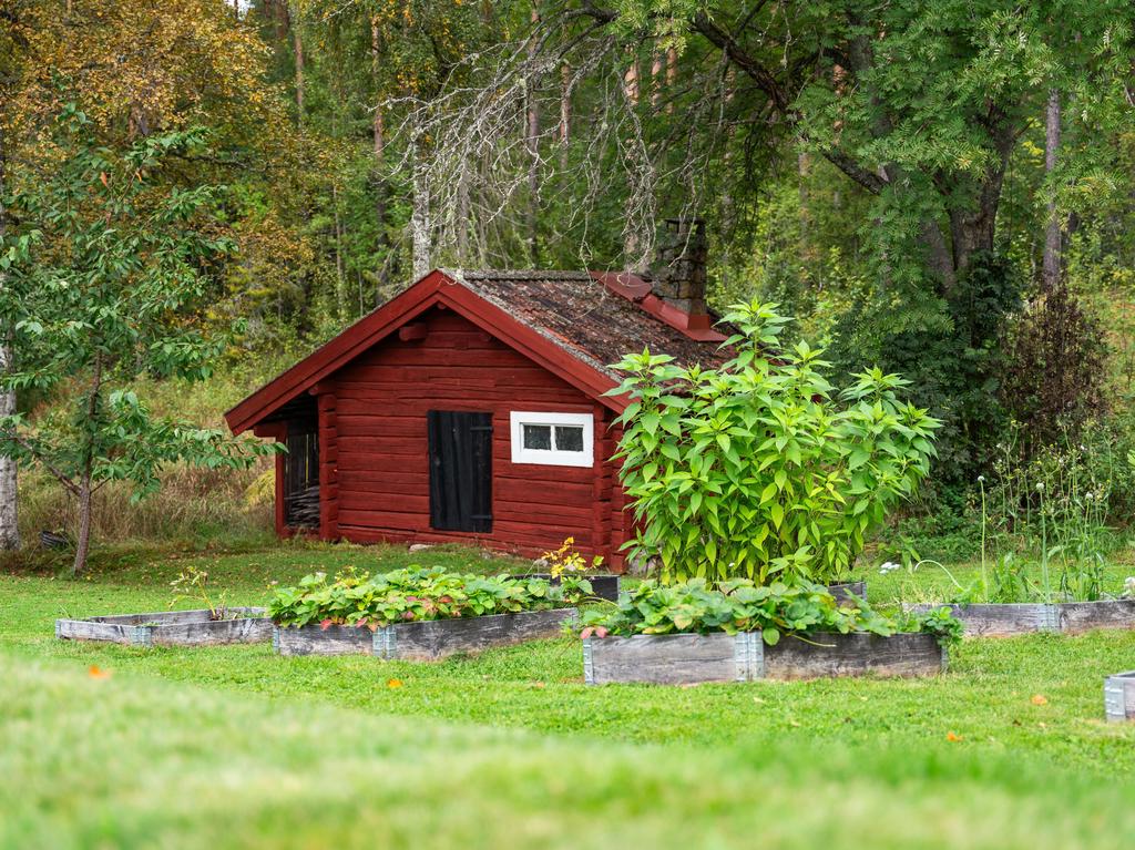 Smedjan som gränsar till skogen kan bli ett bra delmål för korta ben att utforska på utflykten på egna tomten. Ett elljusspår inte många steg från tomten erbjuds för den hurtige.