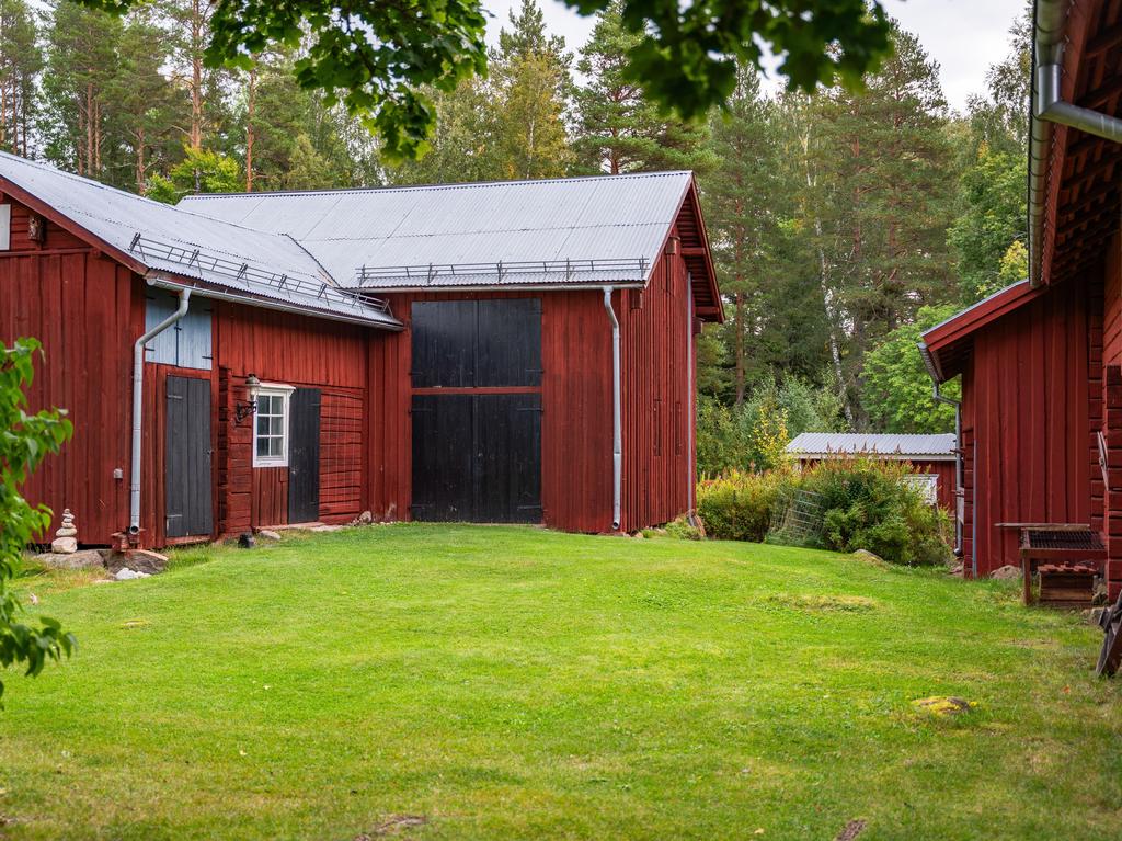 Ladan längst upp på gården rymmer förutom förvaring en rejäl solpanelsanläggning, som bara syns från skogen och stör inte gårdens utformning.