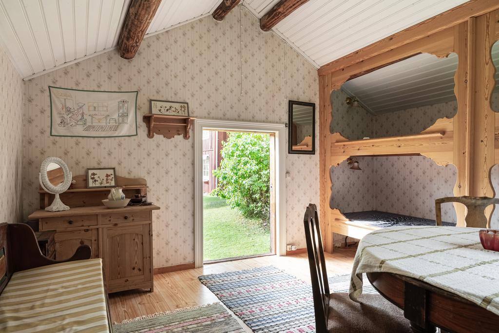 Gäststuga inredd i härbre på tomten. Plats för 4 övernattande. Här kan man med elementet nyttja även vintertid.