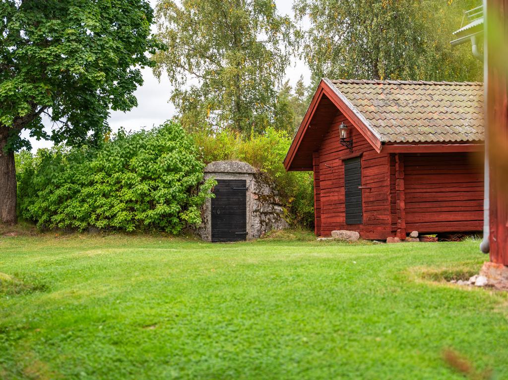 Fin jordkällare och inrett härbre intill för övernattande gäster