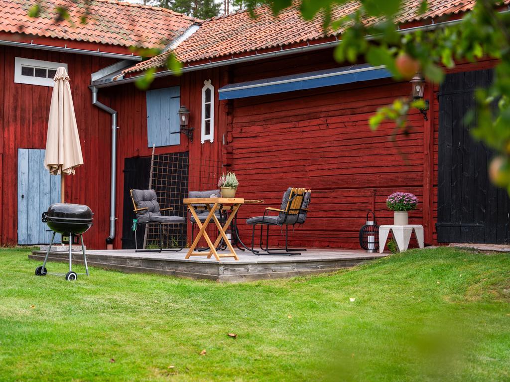 Uteplats i lä mot uthusväggen