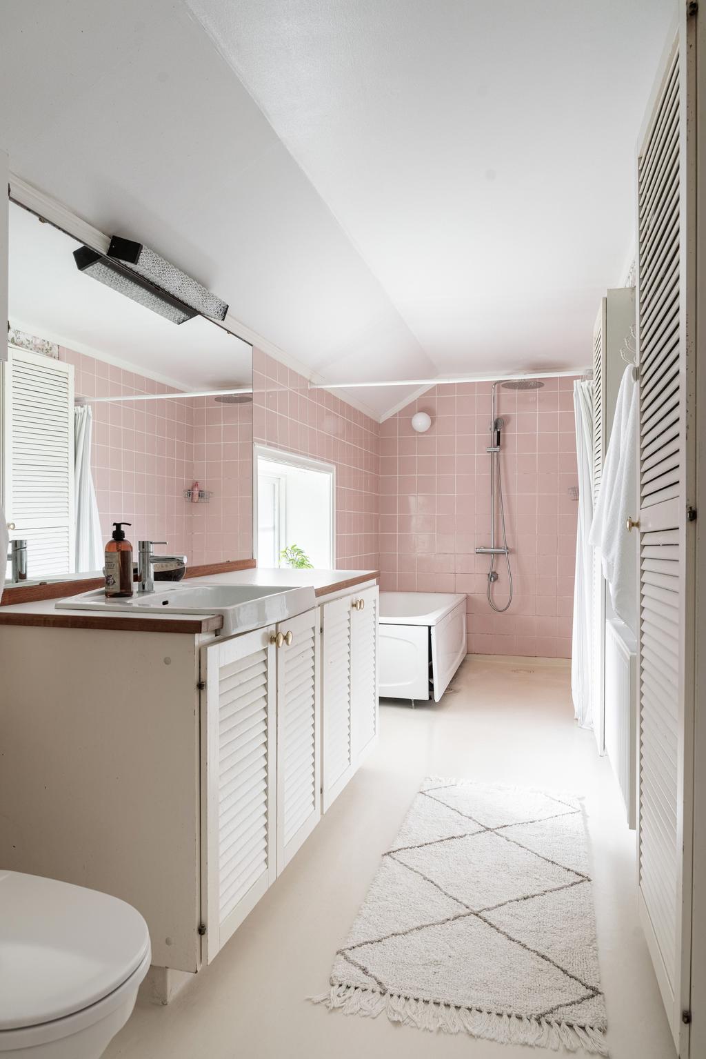 Badrummet på övre plan renoverades för över 40 år sedan och står sig i färg och stil än idag.