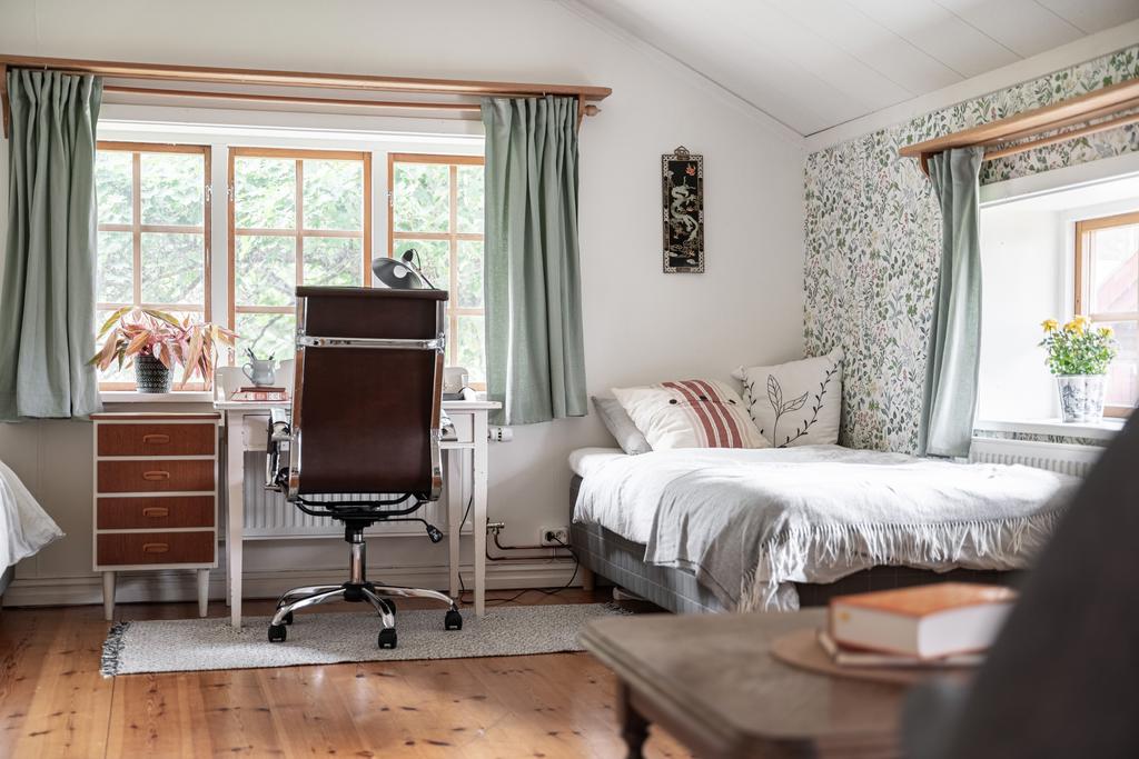 Arbetsrum/sovrum mot skogen