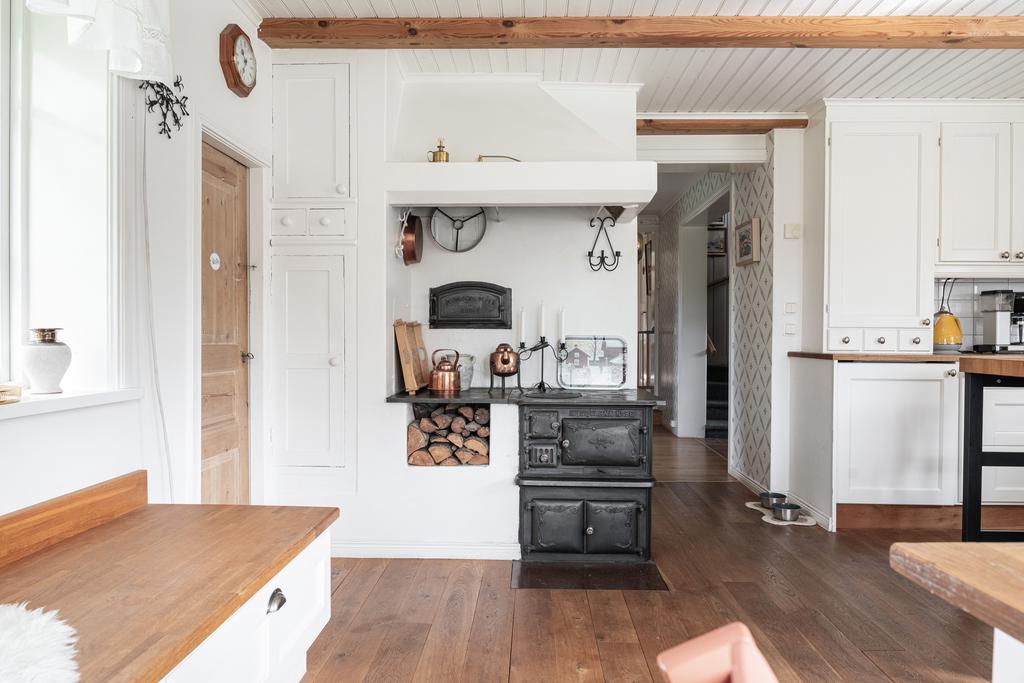 Vedspis som sprakar en kall vintermorgon är magiskt