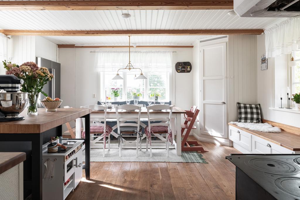 Skafferi har man både i hörnet och i utgång intill vedspis