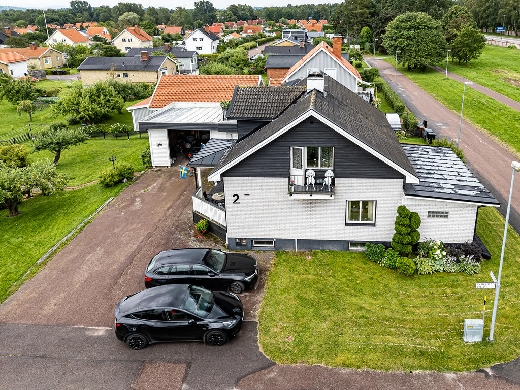 Lugnt gata med intilliggande cykelväg