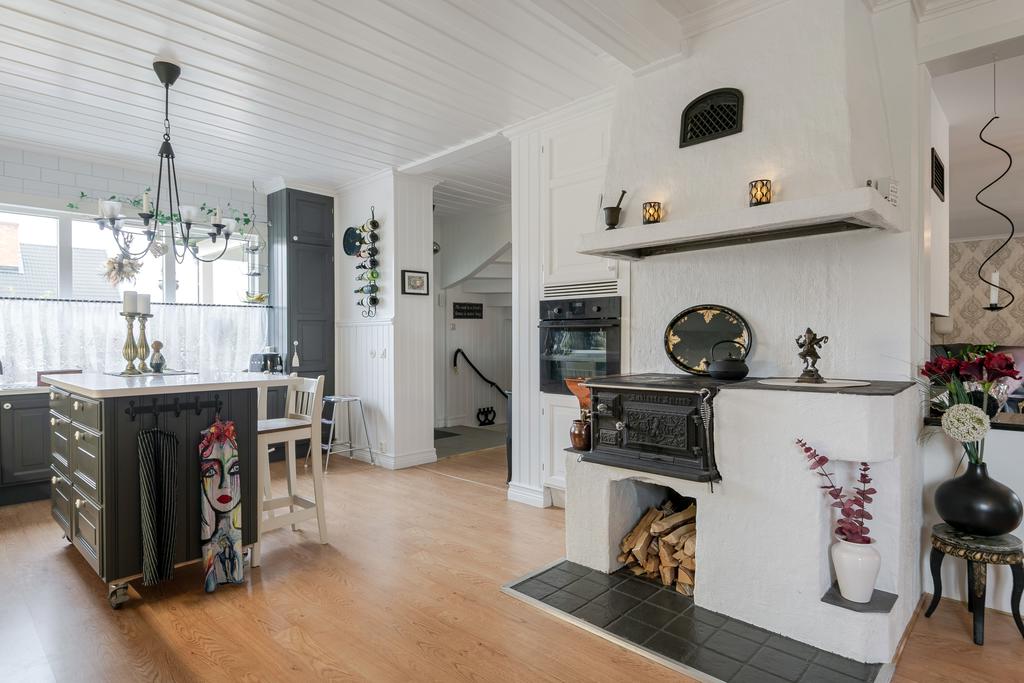 Vedspisen i köket fungerar och ger en härlig värme när den används. 