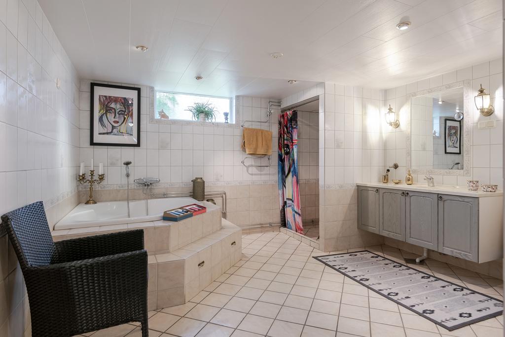 Badrummet i källaren men hörnbadkar och dusch