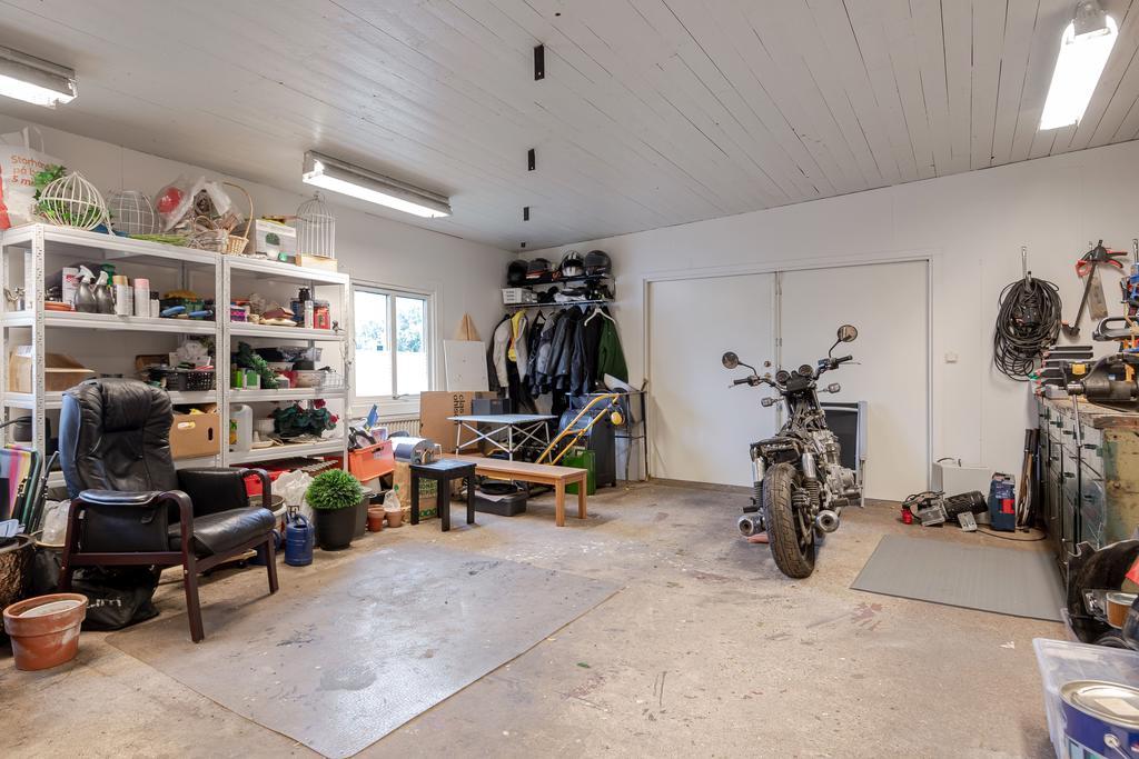 Garage/verkstad med gott om plats