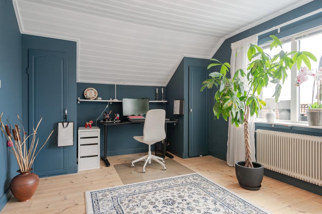 Härligt sovrum som idag används som kontor. 