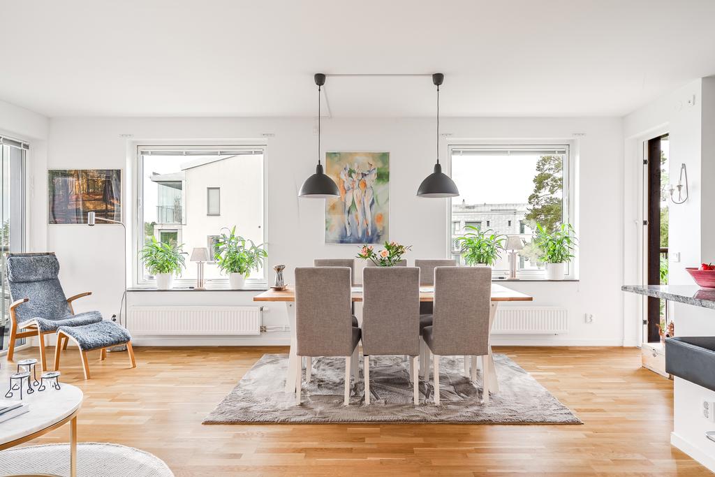 Härligt ljusinsläpp och balkonger åt två håll